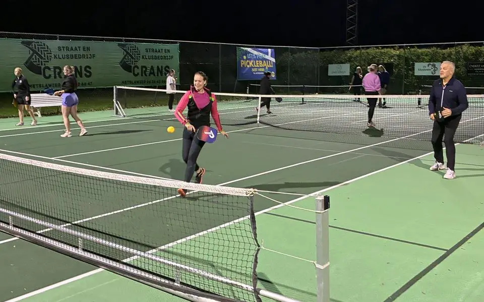 Wat is pickleball? In Mitselwier zijn ze gek op het spelletje, het leverde de tennisclub dertig nieuwe leden op
