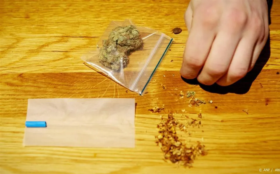 OM: rechterlijk pardon voor coffeeshophouder (54) uit Lippenhuizen met veel te grote voorraad