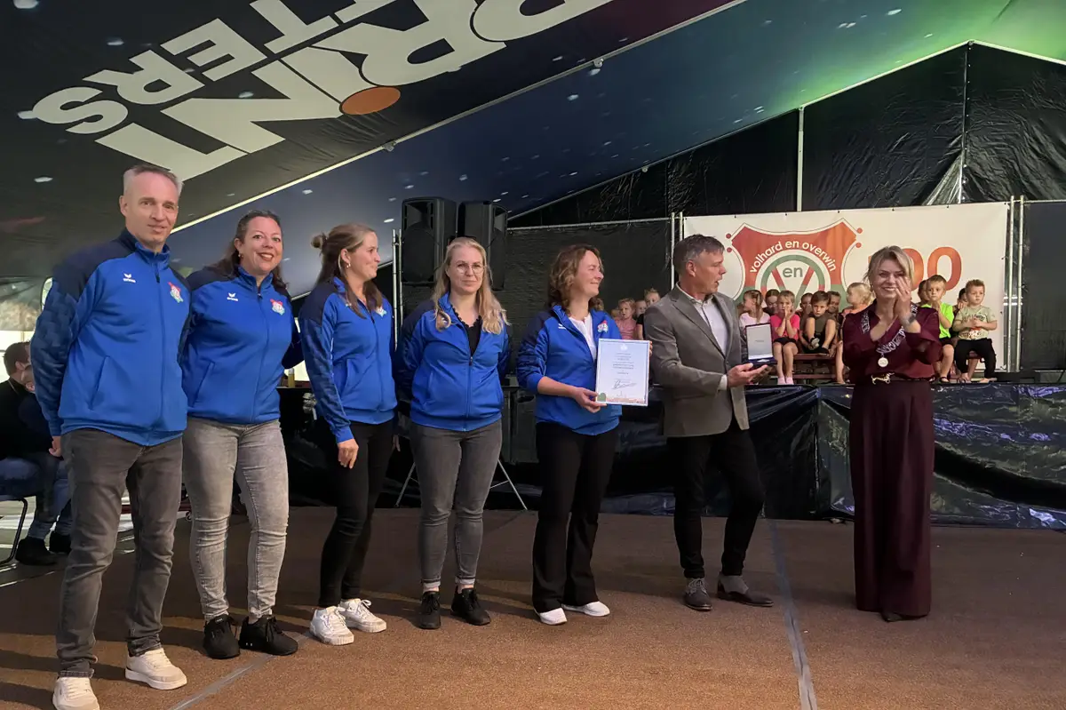 Erepenning voor gymnastiekclub Witmarsum: ‘Foar in doarp as Witmarsum is dit in wichtige mylpeal’