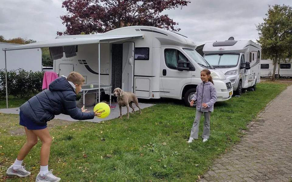 Kamperen in eigen land populairder dan ooit, meer dan 10 miljoen overnachtingen in half jaar tijd: ’Het is een nationale passie geworden’