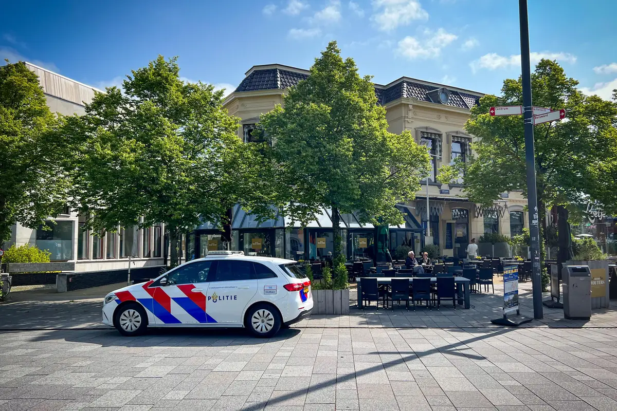 In een opvallend oranje shirt besloot een AZ-aanhanger te gaan rellen. ‘Het lijkt erop dat hij de dresscode heeft gemist’