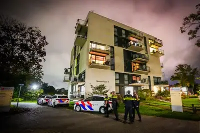 Oudere vrouw door dochter zwaargewond aangetroffen in Eindhovense seniorenflat, politie onderzoekt mogelijke overval