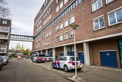 Inval in flatgebouw in Eindhoven, politie zoekt naar wapens