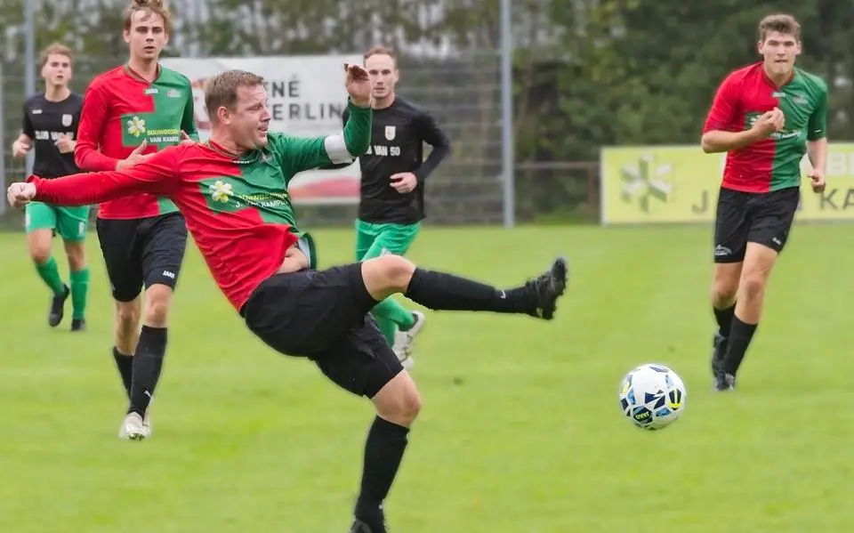 Burgemeester Jouke Spoelstra staat ieder weekend op voetbalveld. ‘Hier is hij gewoon Jouke’  