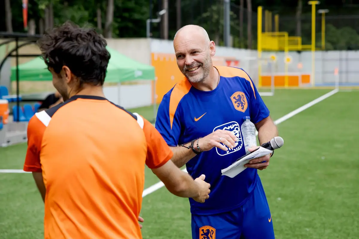 Het Nederlands elftal met een ’alternatieve’ bondscoach: ’De één heeft geen behoefte om te praten, de ander juist wel’
