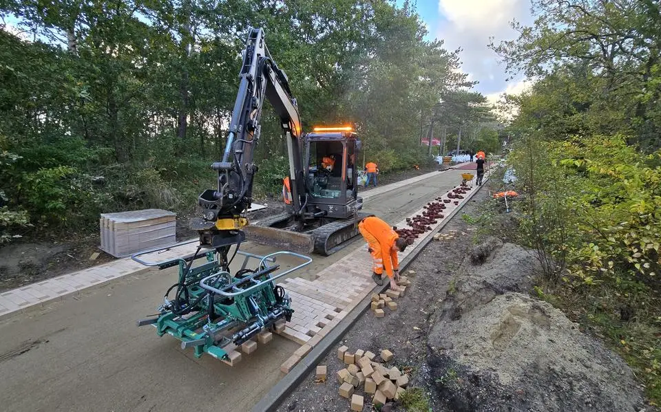 Plastic, metaal en glas onder klinkerkeien op de Kampweg op Vlieland. ‘Niet fraai, maar blijkbaar zoals het hoort’