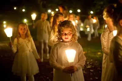 Lichtprocessie op St. Trudo kerkhof in Strijp