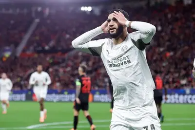 PSV-goudhaantje Saibari over kapot geknipte sokken en curieuze UEFA-regels: ‘Ik heb heel dikke kuiten’