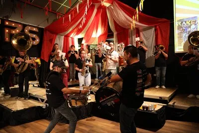Keienkrakers zorgen voor een sfeervolle ‘circustent’ in Dommelen