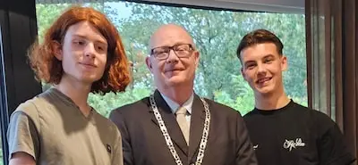 Eerste-stemmers Jan en Florian uit Waalre in gesprek met burgemeester