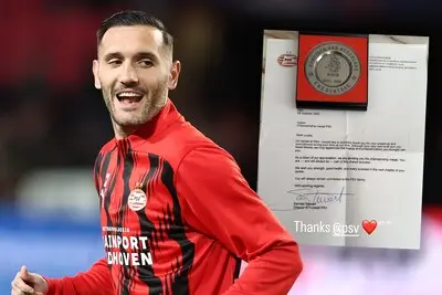 Oud-PSV’er Lucas Pérez ontvangt 141 dagen na landstitel zijn medaille: ‘Je zal altijd bij de familie blijven horen’