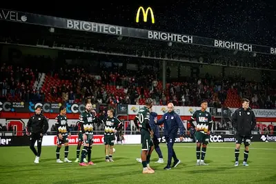 Aanvoerder Daan Huisman duidelijk over slordige spel van FC Eindhoven: ‘Wij spelen kindervoetbal, en dit is mannenvoetbal’