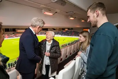 Oudste fanatieke PSV-supporter overleden: Doortje Rave-Buitink (106) mocht van PSV elk jaar gratis naar een wedstrijd
