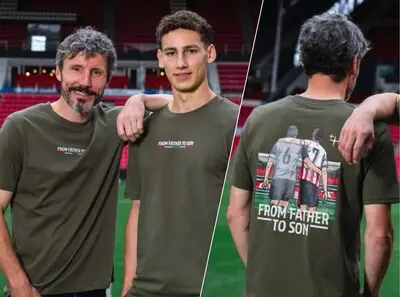 Bijzonder PSV-shirt van Van Bommel-senior en junior loopt als een trein