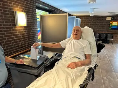 Meneer Govers (87) uit Tilburg weigert in de ambulance te stappen: ‘Eerst stemmen, de toekomst van het land is belangrijker’