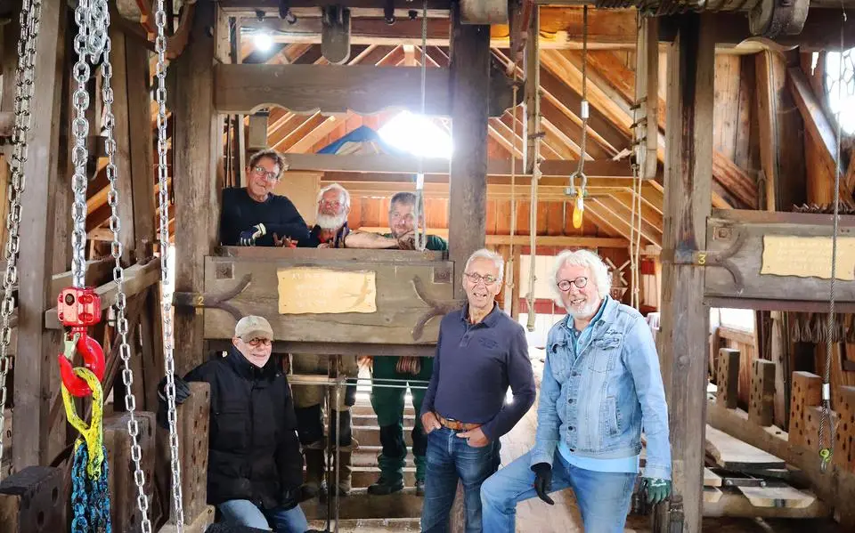 Als de wind het laat afweten, zet Henk de elektromotor van molen De Zwaluw in Burdaard aan