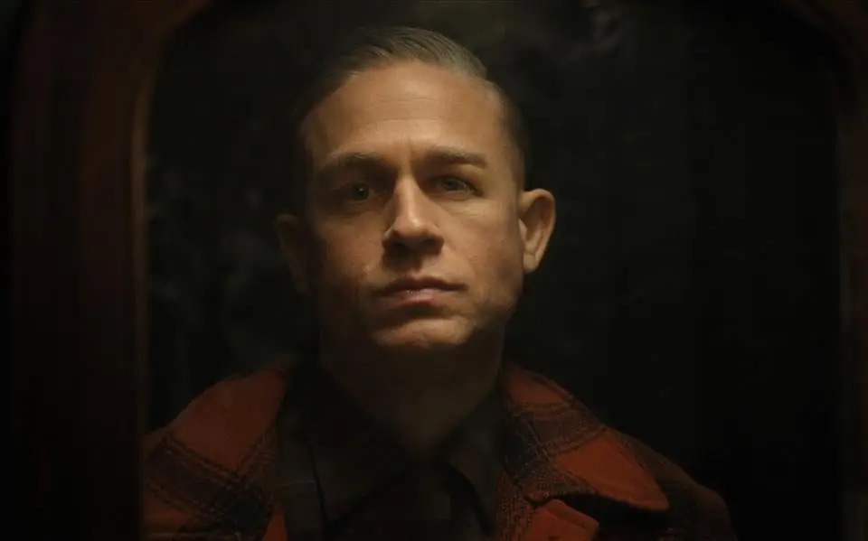 Zo ver ging Charlie Hunnam om in de huid te kruipen van seriemoordenaar Ed Gein in nieuw seizoen ‘Monster’ op Netflix