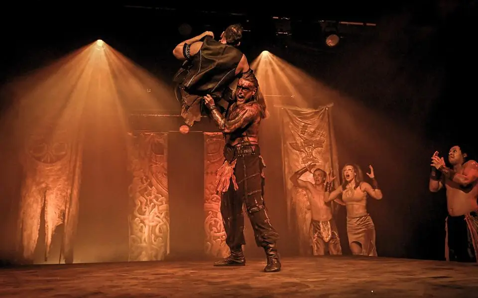 Britse vechtsporter combineert worstelen met theater in spektakel vol goden
