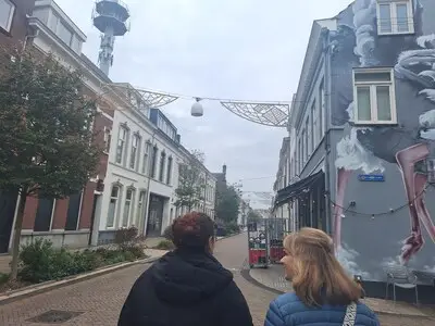 Oe, lichtjes! De feestverlichting in Tilburg wordt opgehangen
