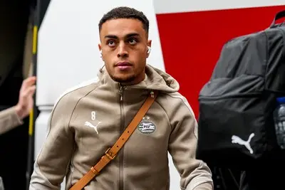 Laatkomer Sergiño Dest gepasseerd bij PSV: ‘Amateuristisch, dit is een schande’