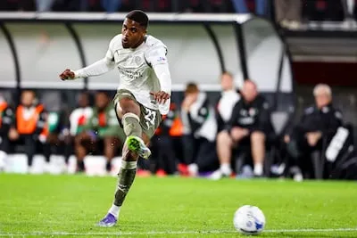 PSV-beloften gaan met bijzondere opstelling (met vier A-spelers) onderuit in Engeland