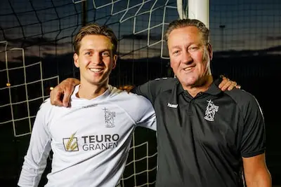 Vader traint zijn zoon bij Tilburgse voetbalclub: ‘Ik wilde hem in eerste instantie per se niet achterna’