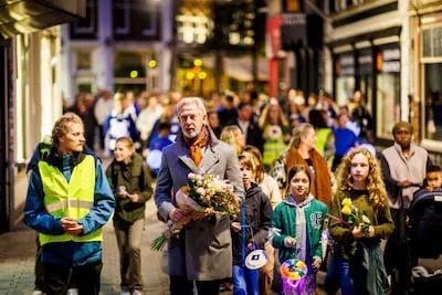 De traktaties waren al besteld voor haar elfde verjaardag, maar nu herdenkt Tilburg Anne-roos (10) met lichtjes en muziek