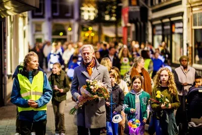 Tilburg herdenkt vrolijke Anne-Roos (10) met lichtjes en muziek: ‘Stilte zou hier niet op zijn plaats zijn’