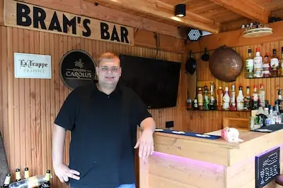 Gekend in het dorp en dan weten ze je makkelijk te vinden: ‘Hé Bram, kun je komen helpen?’