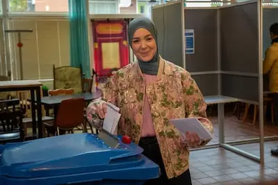 Esmah Lahlah brengt stem uit bij Tilburgs buurthuis: ‘Stem niet voor mij, maar voor elkaar’