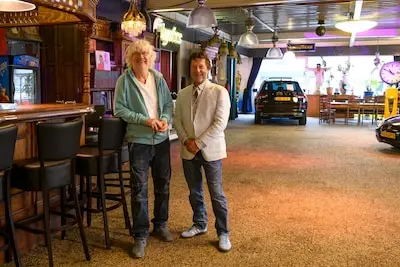 Dit bijzondere autobedrijf in Tilburg is na 40 jaar verkocht: ‘Het is goed zo’, zeggen vrienden Jos en Fred