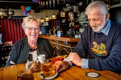 Hoe het heilige vuur nog brandt in een van de laatste bruine cafés van de stad: ‘We beschermen ons eigen wel’