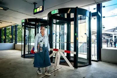 Geruststellende gedachte; hoezeer de wereld ook verandert, op station Tilburg is er altijd één draaideur kapot