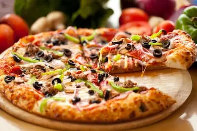 Politiek en pizza: jongeren leren raadsleden kennen tijdens bijeenkomst in Budel