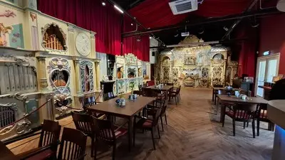 Even koekeloeren: zo ziet het Draaiorgelmuseum er van binnen uit