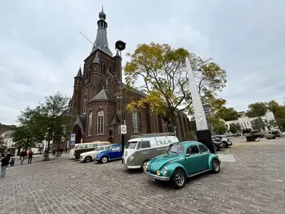 Tientallen oldtimers vullen zondag het Stadsforum in Tilburg: van antieke vrachtwagens tot glimmende Amerikaanse klassiekers