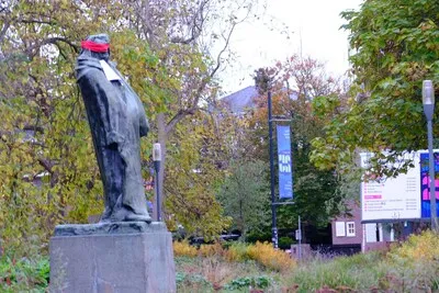 Bekende standbeelden in Eindhoven hebben ineens een blinddoek om: ‘Stilte over klimaatcrisis doorbreken’