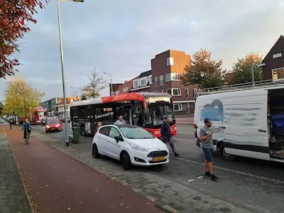 Lijnbus botst achterop bestelwagen op Leenderweg in Eindhoven