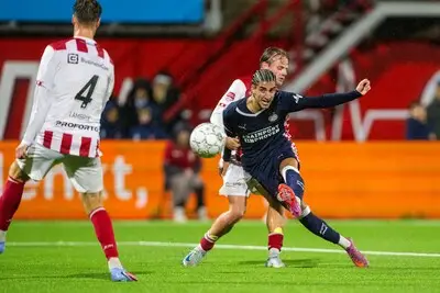 Tay Abed wil alles geven voor een kans in het eerste van PSV: ‘Ik blijf hard werken, ook in de laatste minuut in Oss’