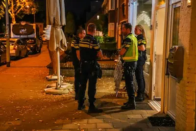 Politie deelt beelden van twee jonge mannen die snackbar overvallen in Eindhoven