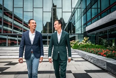 Broers Stijn (40) en Paul (38) behoren nu ook tot dezelfde politieke familie: ‘Aan de keukentafel moest ik elke avond incasseren’