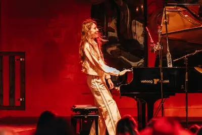 Pianiste Iris Hond breekt met tradities: een staand publiek en dynamische band op haar clubtour