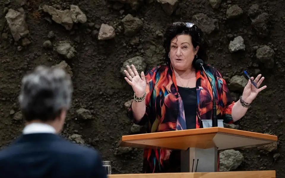 Caroline van der Plas (BBB) beweert dat er ‘duizend mensen’ per week naar Nederland komen. Klopt dat?