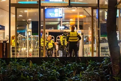 Politie massaal aanwezig in Helmond, Dordrechtse voetbalsupporters onder begeleiding naar station