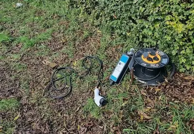 Politie vindt ‘doe-het-zelf-laadpaal’ in Helmond: ‘Wel creatief, maar niet verantwoord’