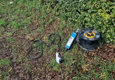 Politie vindt ‘creatieve’ maar levensgevaarlijke laadpaal in Helmondse brandgang