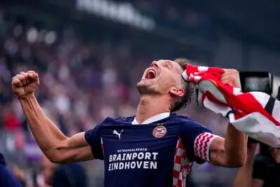 PSV pakt uit met bijzonder eerbetoon voor Luuk de Jong, die persoonlijk afscheid komt nemen