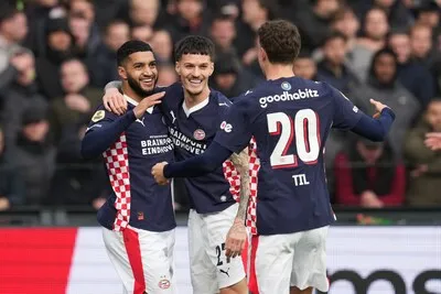 PSV pakt Feyenoord dankzij drie goals van Ismael Saibari in De Kuip