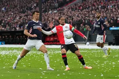 LIVE | Defensief slordig PSV heeft het lastig op bezoek bij Feyenoord dat niet weet te profiteren, volg de topper hier LIVE