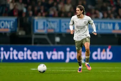 PSV koestert spijkerharde verdediger uit de sinaasappelstad: ‘Zijn bescheidenheid zie je op het veld niet terug’